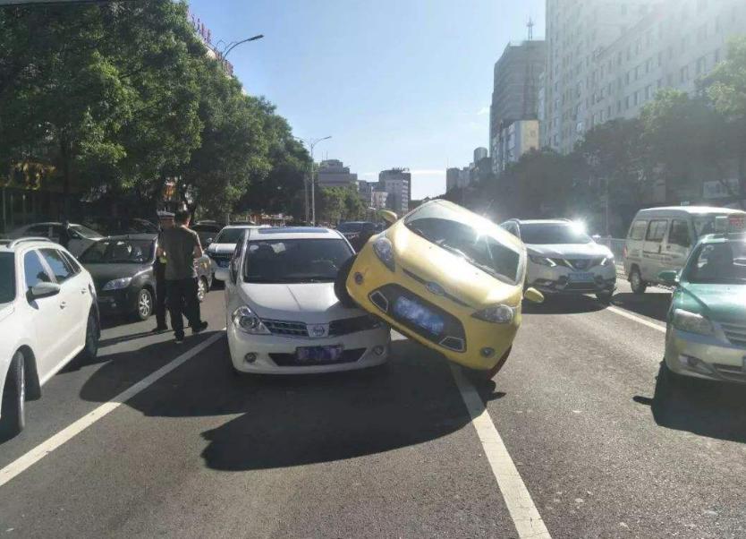 最新交規(guī)車速下的巷弄美食探秘